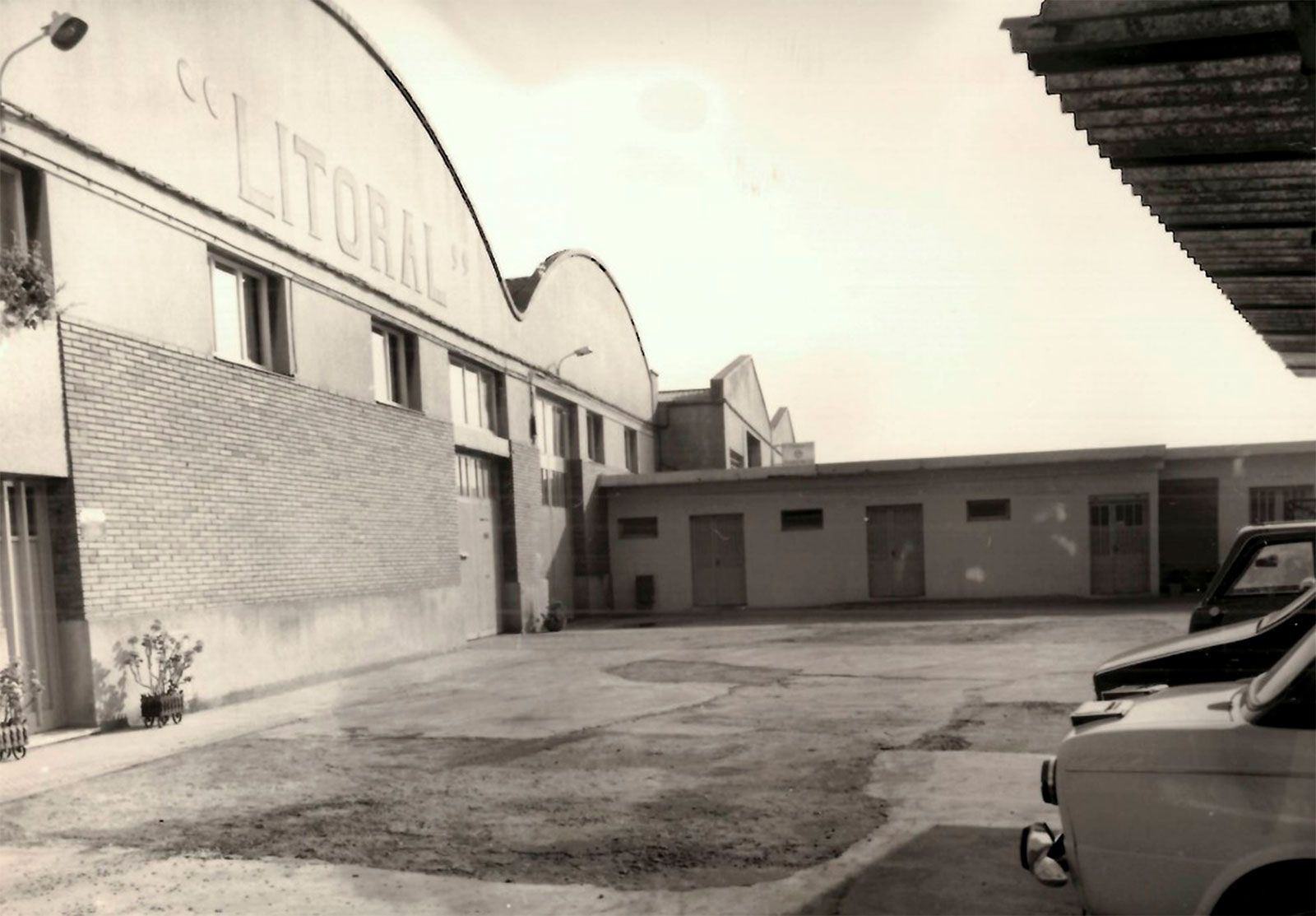 Exterior de la fábrica, 1974.