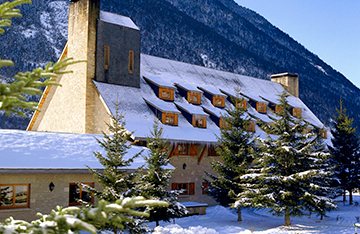 Exterior del Parador de Arties, en el Pirineo de Lleida.