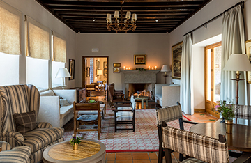 Cálido salón con chimenea