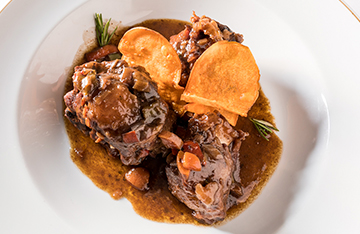 Rabo de ternera avileña negra ibérica al vino tinto con verduritas del valle.