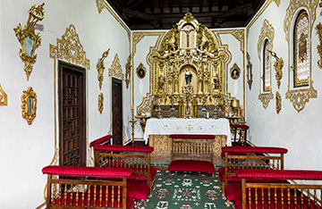 Capilla del siglo XVIII con retablo barroco