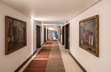 El arte jalona los pasillos del Parador de León