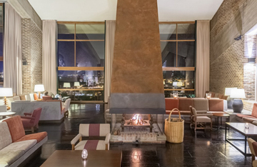 Acogedor salón con chimenea y ventanales 