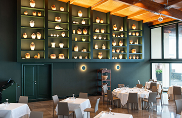 Piezas de cerámica artesana en el interior del restaurante