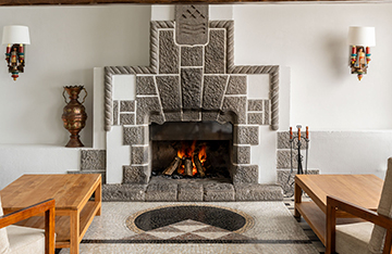 Un espacio de relax junto a la chimenea