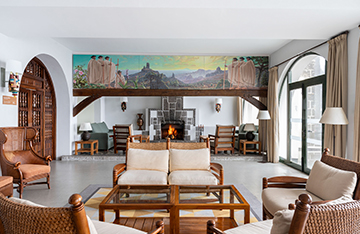 Confortable salón con mural de Lucas de Saa