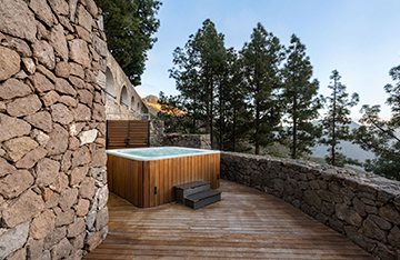 Jacuzzi exterior rodeado de naturaleza