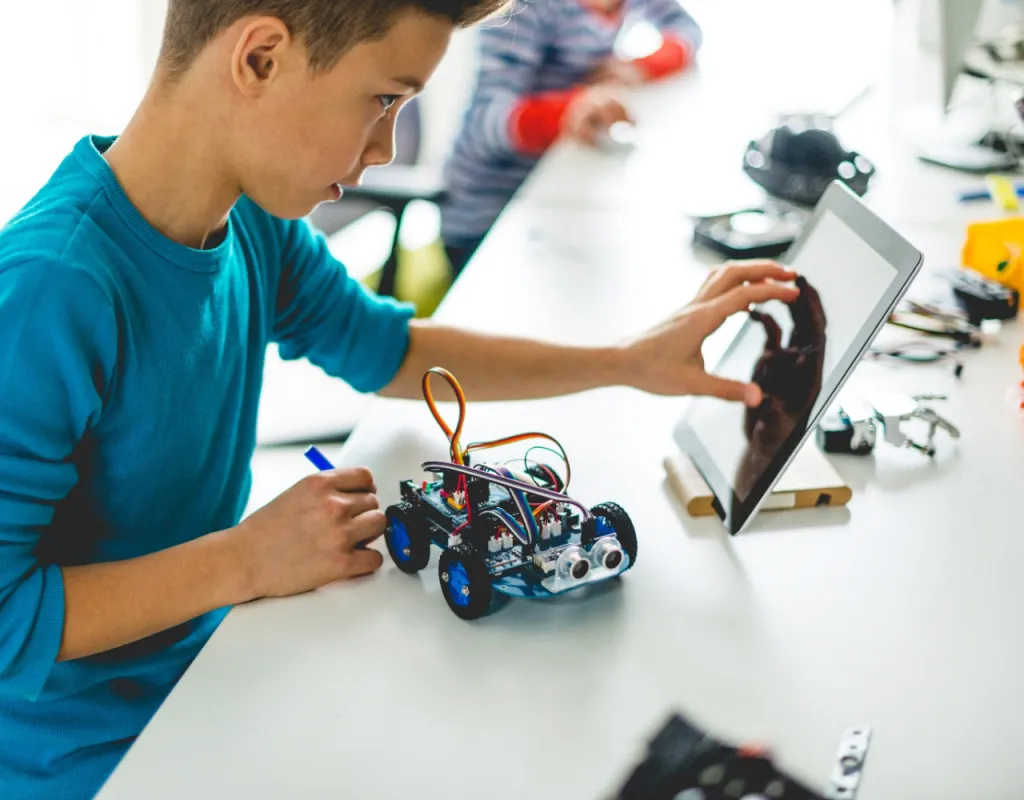 La educación juega un papel clave en la preparación de las nuevas generaciones para los retos del futuro